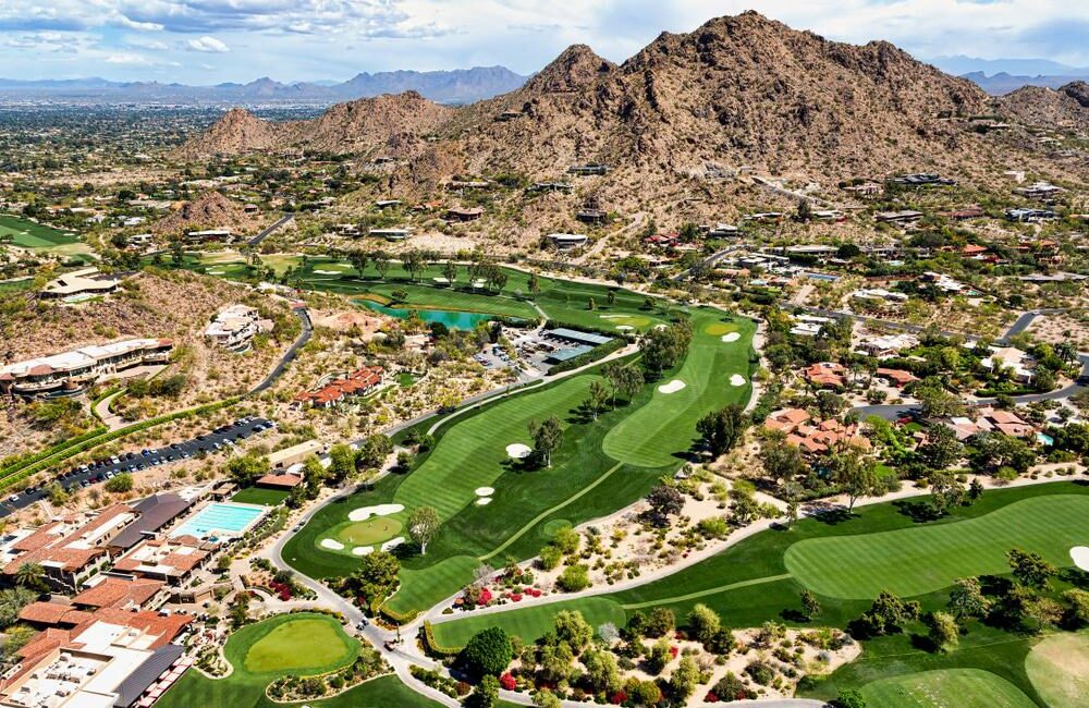 Scenic view of luxury homes and Camelback Mountain in Paradise Valley, Arizona